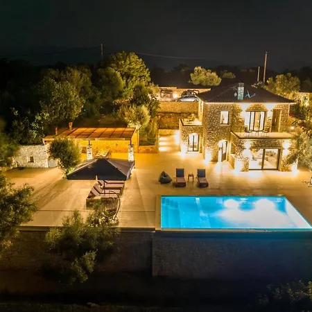 Chriselia - 3 Bedrooms With Sea Access Villa *