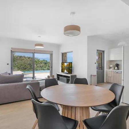 Chriselia - 3 Bedrooms With Sea Access Villa *