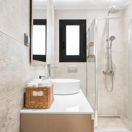 Villa Chriselia - 3 Bedrooms With Sea Access *