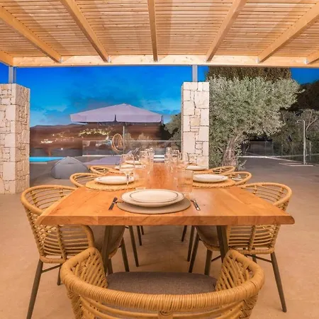 Chriselia - 3 Bedrooms With Sea Access *