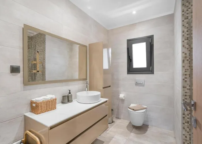 Chriselia - 3 Bedrooms With Sea Access Villa