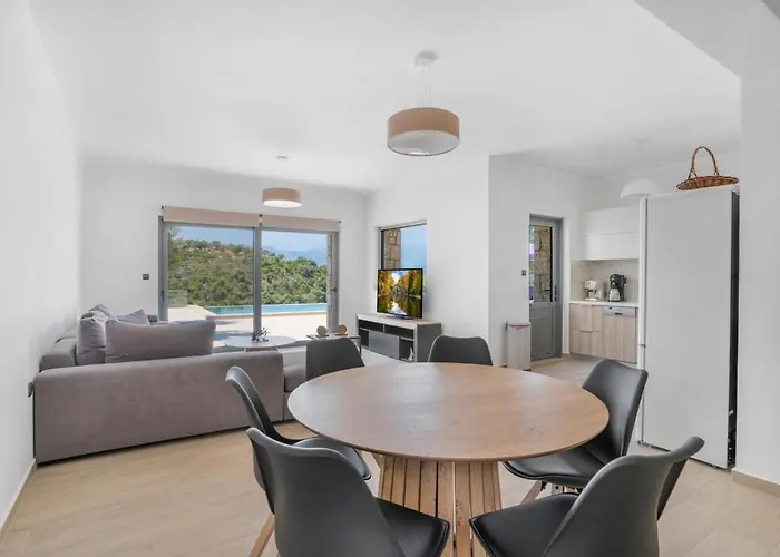 Chriselia - 3 Bedrooms With Sea Access Villa *