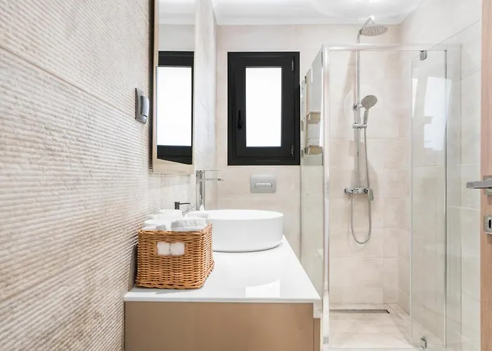 Villa Chriselia - 3 Bedrooms With Sea Access *