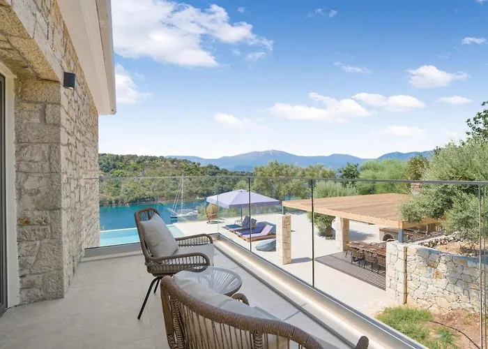 Villa Chriselia - 3 Bedrooms With Sea Access *